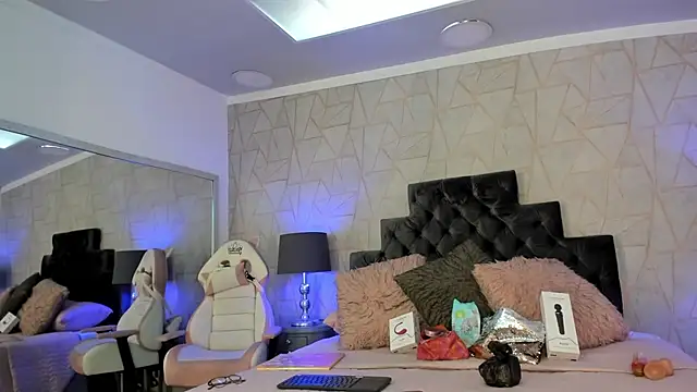 Snapshot of emily_parkerr chatting on February 10, 1:22 pm emily parkerr online show from February 10, 1:22 pm