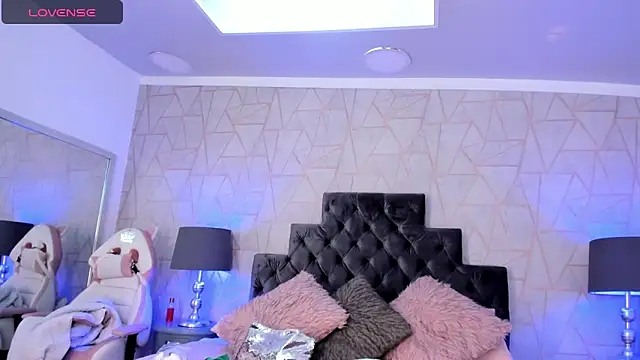 Snapshot of emily_parkerr chatting on February 21, 2:16 pm emily parkerr online show from February 21, 2:16 pm