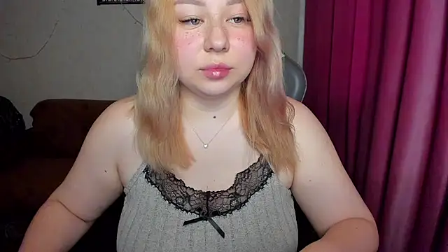 Snapshot of Milafoxxxy chatting on October 20, 10:05 am Milafoxxxy online show from October 20, 10:05 am