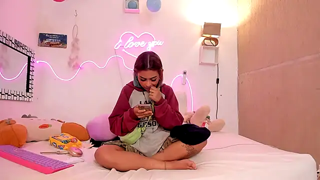 Snapshot of lilith_horny chatting on March 19, 5:41 am lilith horny online show from March 19, 5:41 am