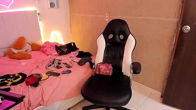 Snapshot of lilith_horny chatting on October 8, 12:30 am lilith horny online show from October 8, 12:30 am