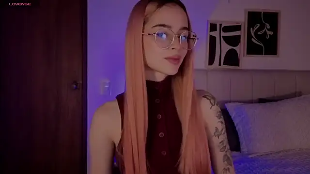 Snapshot of Roxxy_mora chatting on February 6, 10:46 pm Roxxy mora online show from February 6, 10:46 pm