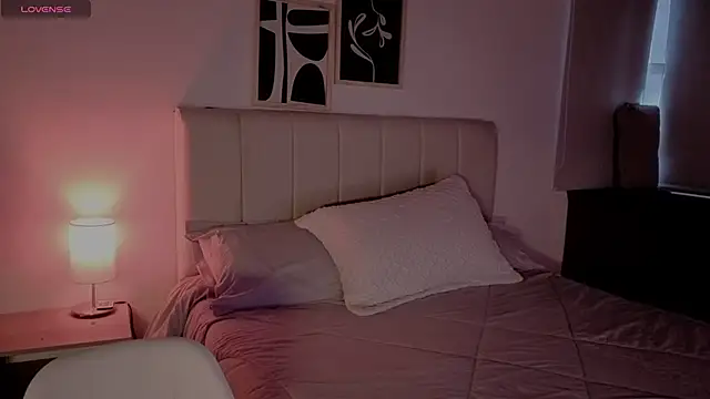 Snapshot of Roxxy_mora chatting on February 19, 10:28 pm Roxxy mora online show from February 19, 10:28 pm