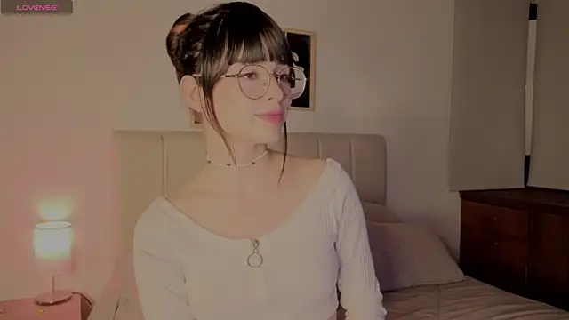 Snapshot of Roxxy_mora chatting on April 4, 12:53 am Roxxy mora online show from April 4, 12:53 am