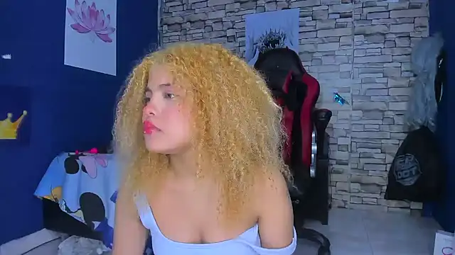 Snapshot of sofiacastillo01 chatting on February 18, 4:05 pm sofiacastillo01 online show from February 18, 4:05 pm
