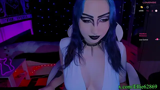 Snapshot of Kitty_goth chatting on December 21, 6:34 pm Kitty goth online show from December 21, 6:34 pm