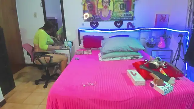 Snapshot of karenmilf_4 chatting on December 11, 3:02 am karenmilf 4 online show from December 11, 3:02 am