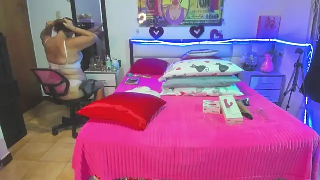 Snapshot of karenmilf_4 chatting on December 12, 2:59 am karenmilf 4 online show from December 12, 2:59 am