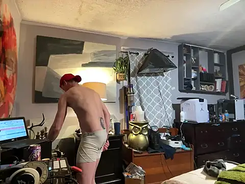 Snapshot of trash4cash chatting on February 7, 7:45 am trash4cash online show from February 7, 7:45 am