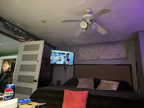 Snapshot of trash4cash chatting on February 12, 6:30 am trash4cash online show from February 12, 6:30 am