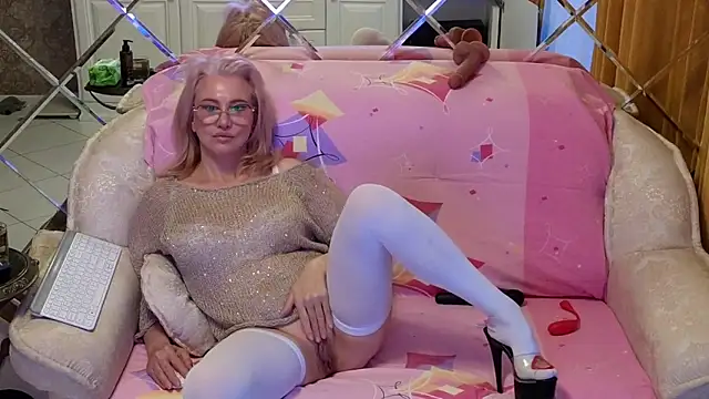 Snapshot of BEST-1 chatting on November 8, 1:50 am BEST-1 online show from November 8, 1:50 am