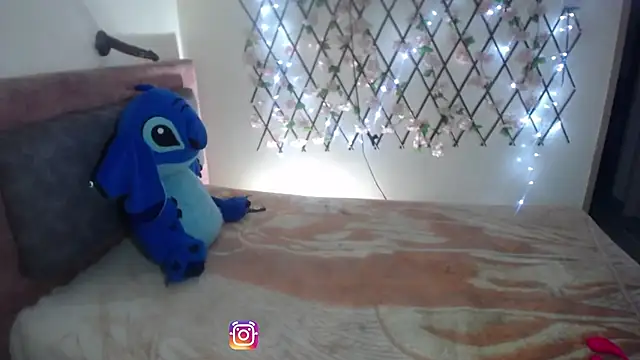 Snapshot of roxy_roxxan chatting on April 15, 2:35 pm roxy roxxan online show from April 15, 2:35 pm