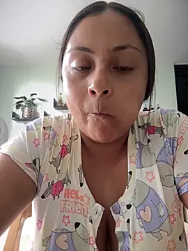 Snapshot of Sol_biglips chatting on February 6, 1:21 pm Sol biglips online show from February 6, 1:21 pm