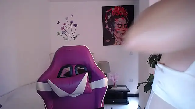 esmeraldaa230 online show from March 30, 9:05 pm