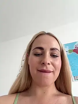 streetdoll online show from March 9, 9:13 am