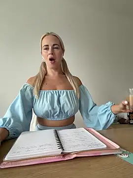 streetdoll online show from October 9, 7:17 am