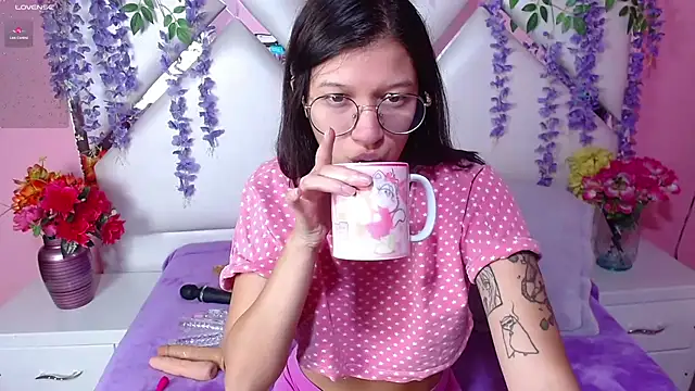 Snapshot of Perla_Skinnyy chatting on December 10, 2:16 am Perla Skinnyy online show from December 10, 2:16 am