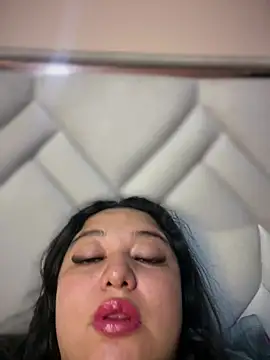 Snapshot of Kym_Owens chatting on April 12, 6:18 am Kym Owens online show from April 12, 6:18 am