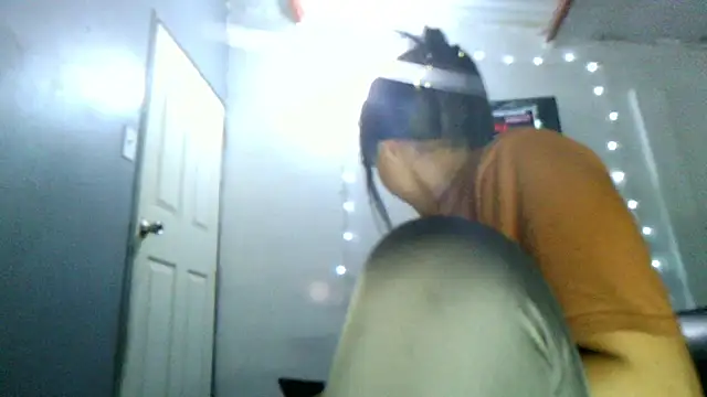 Snapshot of linzeysmith4 chatting on March 13, 3:46 am linzeysmith4 online show from March 13, 3:46 am