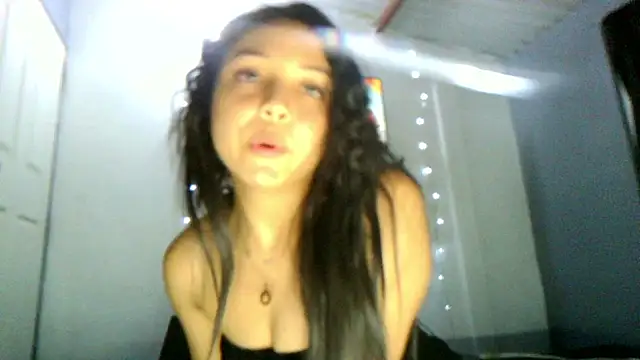 Snapshot of linzeysmith4 chatting on March 14, 2:50 am linzeysmith4 online show from March 14, 2:50 am