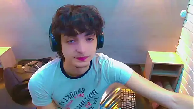 Snapshot of Sr_BonnyEthan chatting on December 18, 1:50 pm Sr BonnyEthan online show from December 18, 1:50 pm