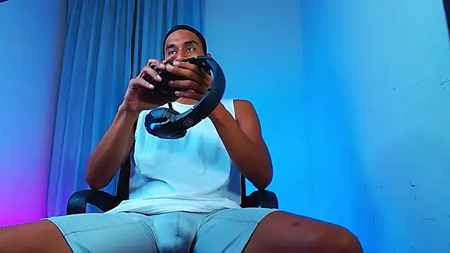 Snapshot of DanteSantoro chatting on January 13, 12:05 am DanteSantoro online show from January 13, 12:05 am