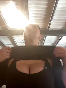 Luccreccia  online show from October 12, 8:24 am