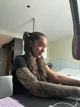 Snapshot of emiliasommer chatting on June 17, 12:29 pm emiliasommer online show from June 17, 12:29 pm