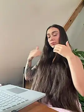 Snapshot of emiliasommer chatting on July 13, 2:09 pm emiliasommer online show from July 13, 2:09 pm