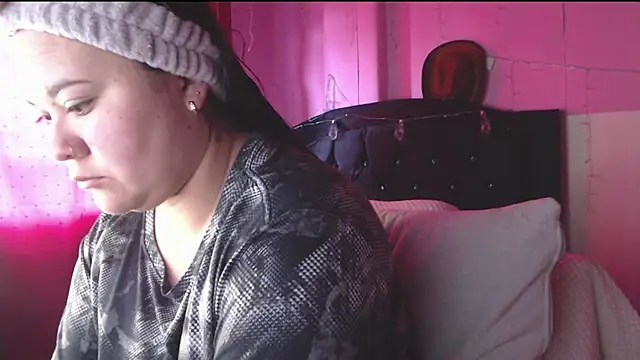 NikkiRous  online show from April 7, 1:00 pm