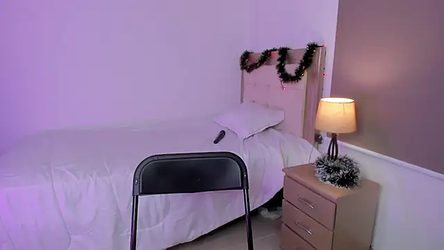Snapshot of vale_kross chatting on December 17, 1:05 pm vale kross online show from December 17, 1:05 pm