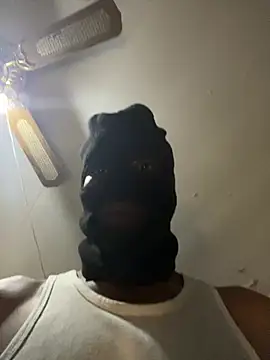 Gifttheskimaskboy online show from August 8, 7:05 pm
