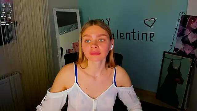 Snapshot of Molly_sweetie chatting on February 9, 10:09 am Molly sweetie online show from February 9, 10:09 am