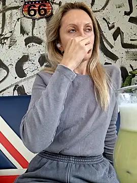 Snapshot of Miss____Mia_ chatting on October 1, 12:11 pm Miss    Mia  online show from October 1, 12:11 pm