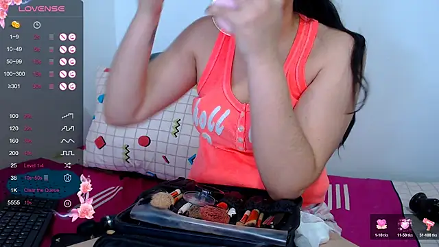 Snapshot of sofi-rojas1 chatting on January 17, 8:52 am sofi-rojas1 online show from January 17, 8:52 am