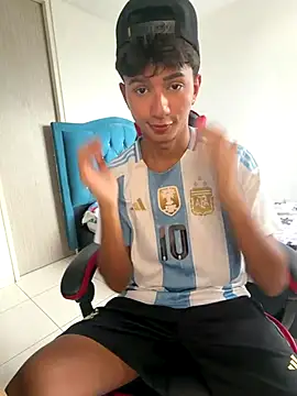 Leonarrrd 01 online show from December 17, 8:15 pm