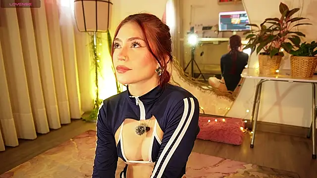 chloebritto online show from April 22, 1:56 pm