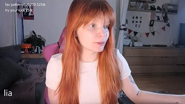 Snapshot of lil_lia chatting on May 22, 11:21 pm lil lia online show from May 22, 11:21 pm