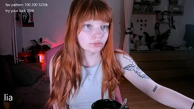 Snapshot of lil_lia chatting on June 19, 10:35 pm lil lia online show from June 19, 10:35 pm