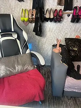 Snapshot of Luiza_Hammer chatting on June 8, 1:22 pm Luiza Hammer online show from June 8, 1:22 pm