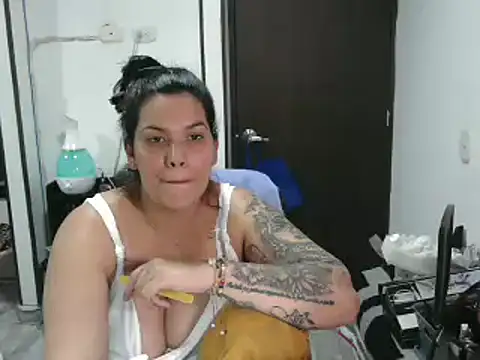 Snapshot of CarolinaRincon chatting on March 12, 12:10 am CarolinaRincon online show from March 12, 12:10 am