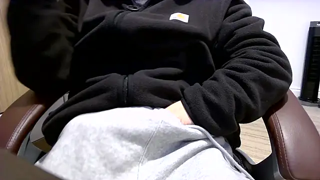 Snapshot of alwayshornyuk chatting on February 13, 12:23 pm alwayshornyuk online show from February 13, 12:23 pm