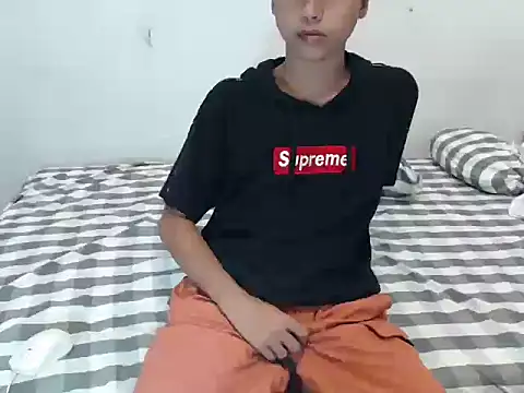 Snapshot of Asiantwink21 chatting on January 11, 8:25 pm Asiantwink21 online show from January 11, 8:25 pm