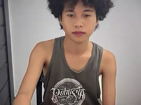 Snapshot of Asiantwink21 chatting on April 5, 4:04 pm Asiantwink21 online show from April 5, 4:04 pm