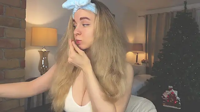 Snapshot of hotexclusive_ chatting on December 13, 4:00 am hotexclusive  online show from December 13, 4:00 am