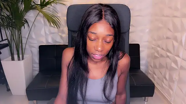 Snapshot of smileybabe chatting on December 11, 6:47 am smileybabe online show from December 11, 6:47 am