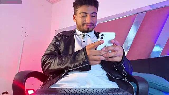 Snapshot of JuanCamiilo_66 chatting on June 4, 1:50 pm JuanCamiilo 66 online show from June 4, 1:50 pm