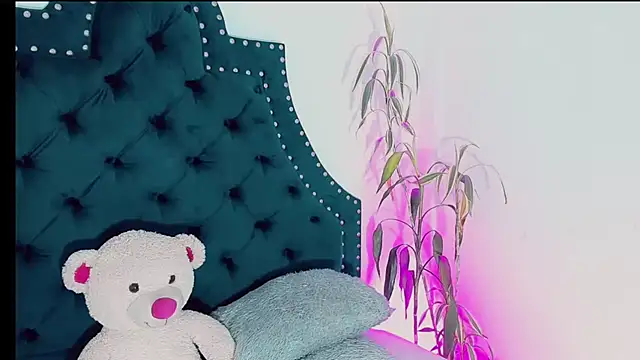 Emmaa Saenz  online show from March 5, 11:38 pm