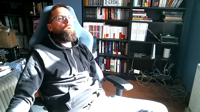 Snapshot of MeSteff chatting on October 5, 9:07 am MeSteff online show from October 5, 9:07 am