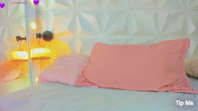 Snapshot of cute_latinaxxx chatting on December 3, 1:43 pm cute latinaxxx online show from December 3, 1:43 pm